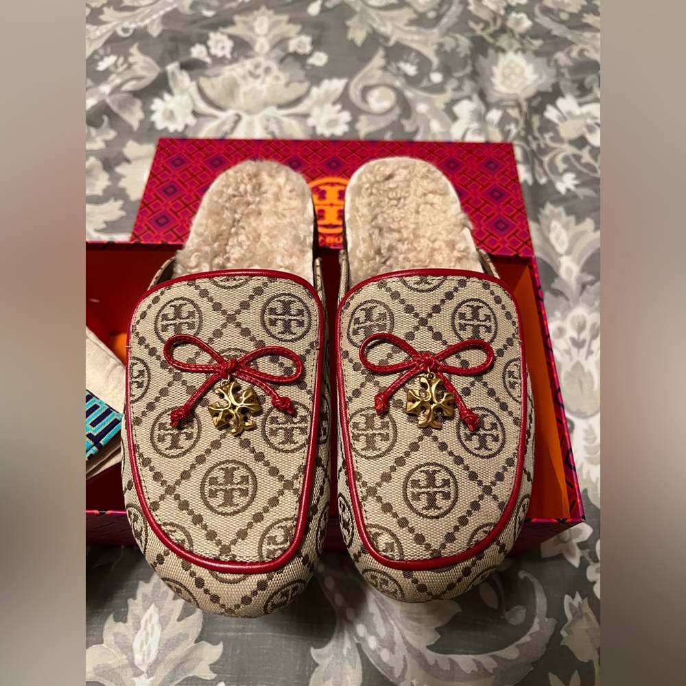 NWT Tory Burch T Monogram Tory Charm Genuine Shearling Mule Slippers 6.5